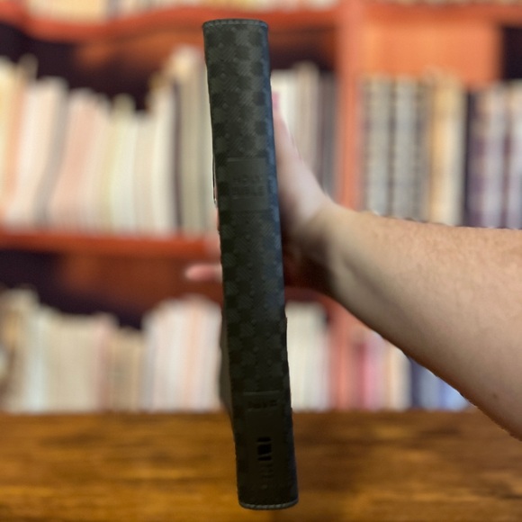 NIV, Thinline Reference Bible, Large Print, Leathersoft, Gray ISBN 9780310449584 - Picture 5 of 11